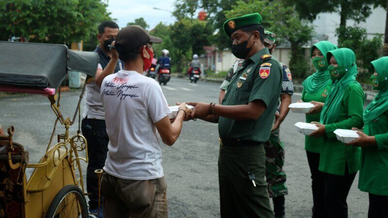 Dandim Banjarnegara Membagikan Tajil Kepada Masyarakat Pengguna Jalan (1)
