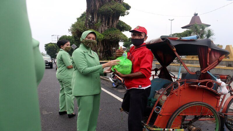 Ibu Persit Bersama Ibu Bhayangkari Bagikan Takjil