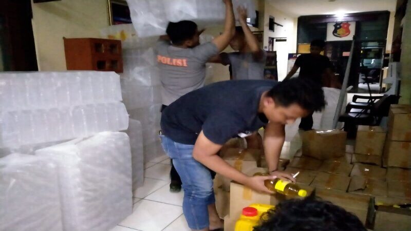 Tim Gabungan Direktorat Reserse Kriminal Khusus Polda Jateng Bersama Satuan Reserse Kriminal Polres Banjarnegara Menangkap FS Mengemas Minyak Goreng Curah Premium